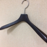 ハンガーの肩先に隠れた機能をプラス