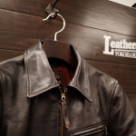 レザージャケットには厚みのあるハンガーを‼
