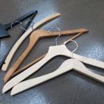 ノベルティに木製ハンガーが人気